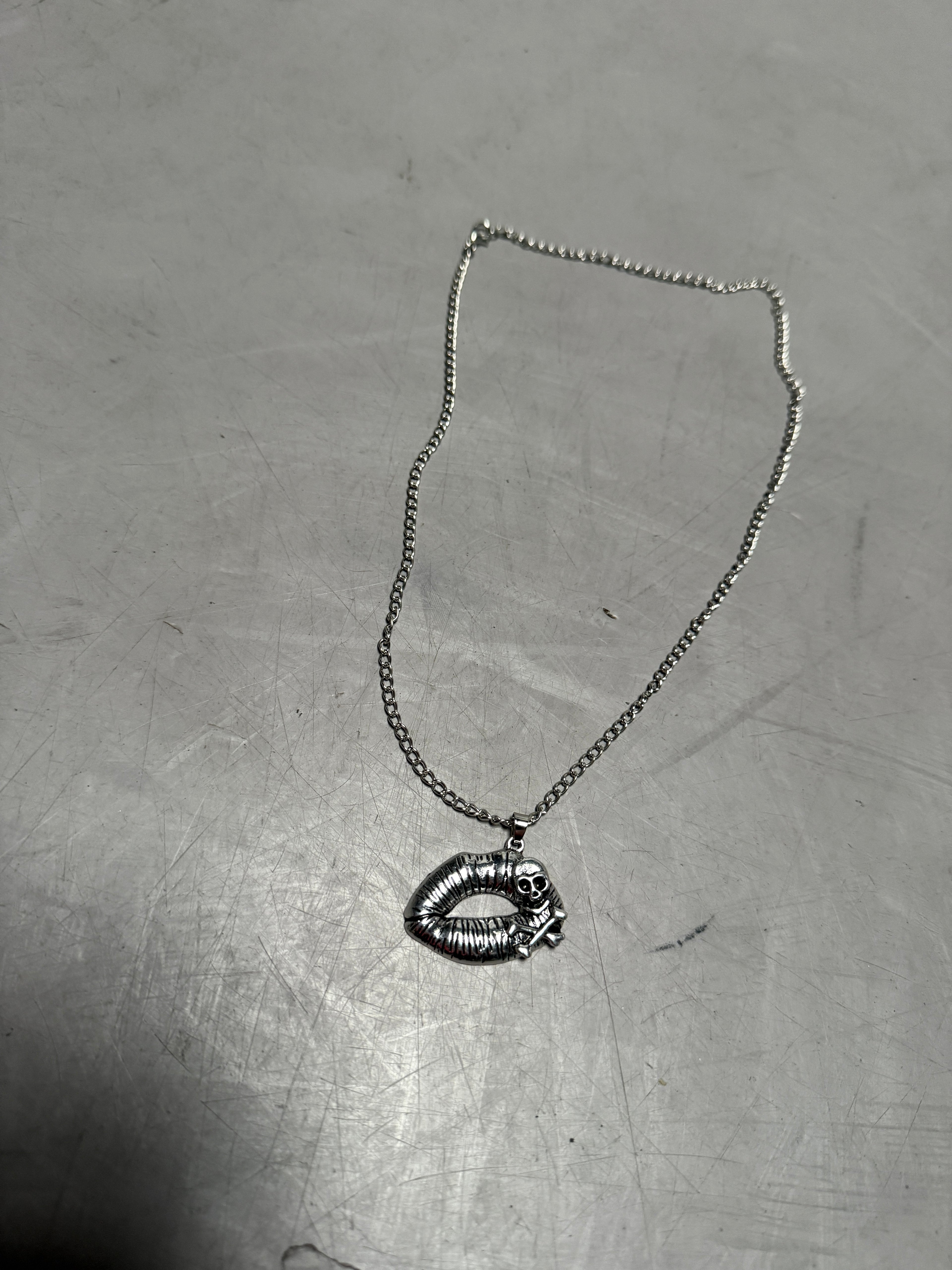 GRUNGEVIA - Lips + Skull Necklace